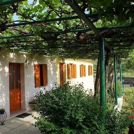 Charmantes In Bartici Mit Terrasse Holiday home Rasa