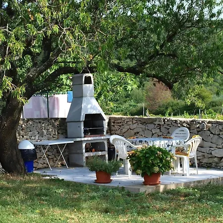 Holiday home Charmantes In Bartici Mit Terrasse Rasa