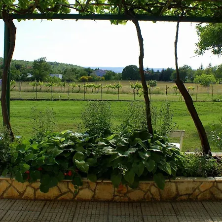 Holiday home Charmantes In Bartici Mit Terrasse Rasa